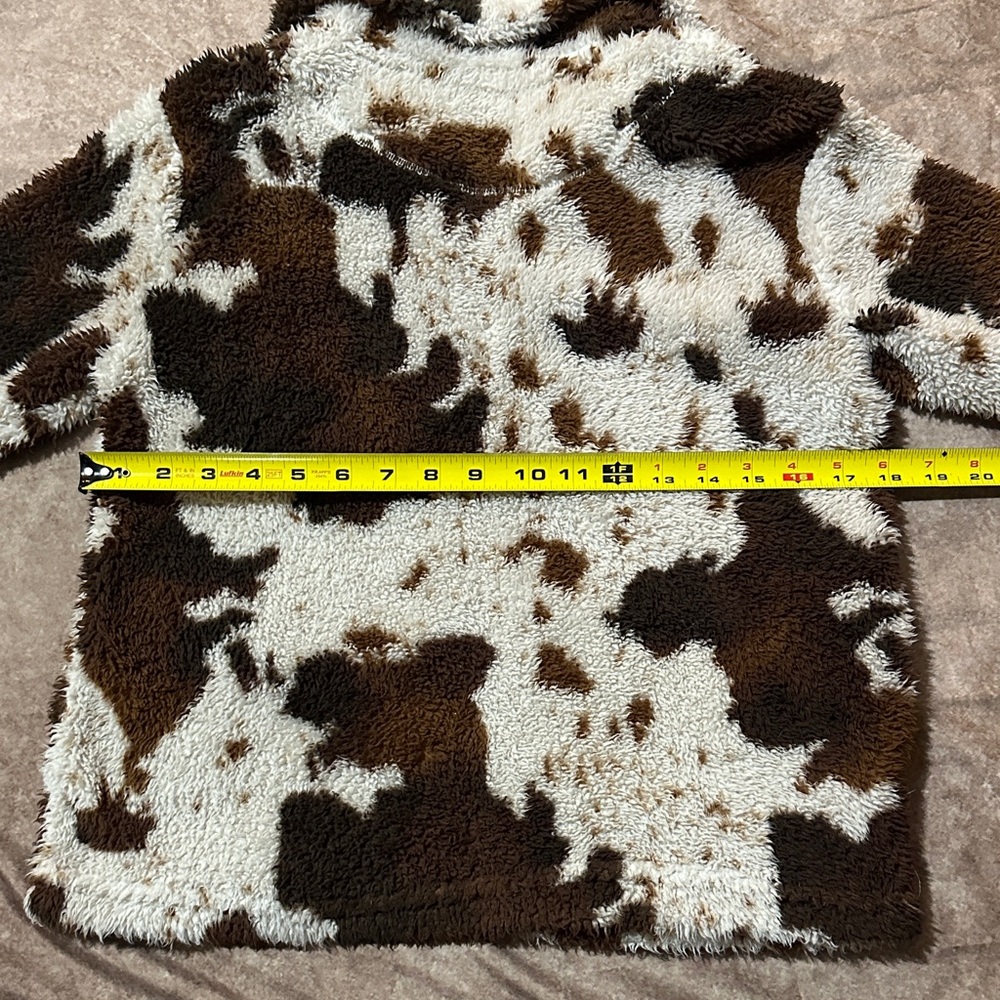 Cozy Cow Print Kids Pullover Size Medium - Picture 6 of 6